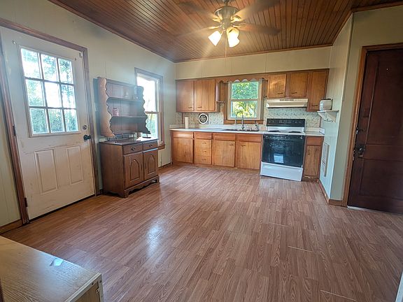 Kitchen- will be replacing stove and fridge