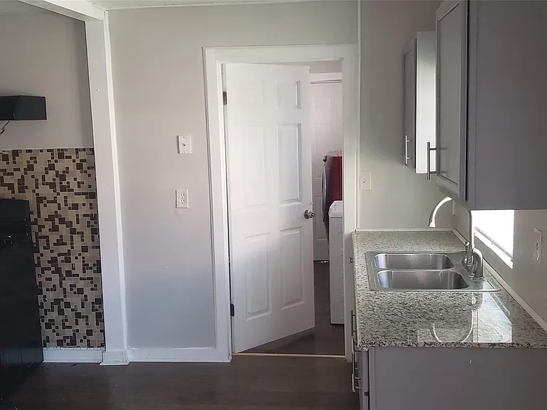 912 Jennetta St — Photo 2