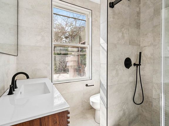 5th image of 366 Clermont Ave #4