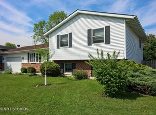 9615 Woods Ln, Hebron, IL
