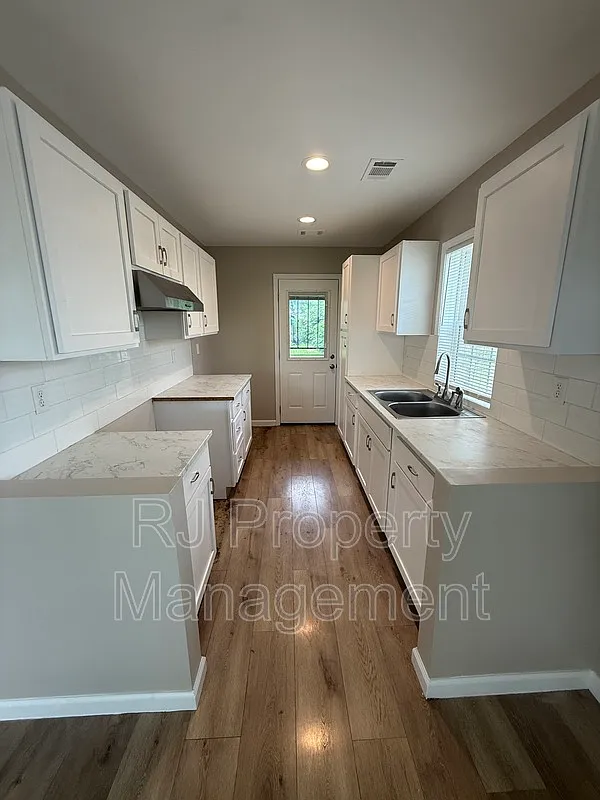 3 bed, 1.0 bath, 864 sqft, $1,095 — Photo 4