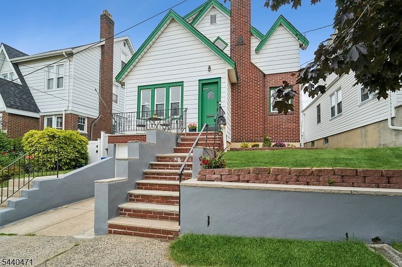 1st image of 128 Stevens Pl