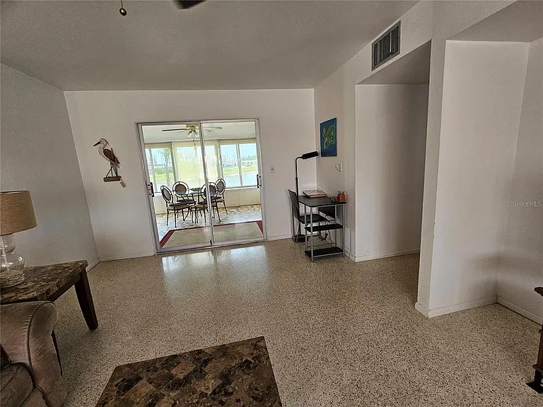 1703 Amhurst Cir — Photo 14
