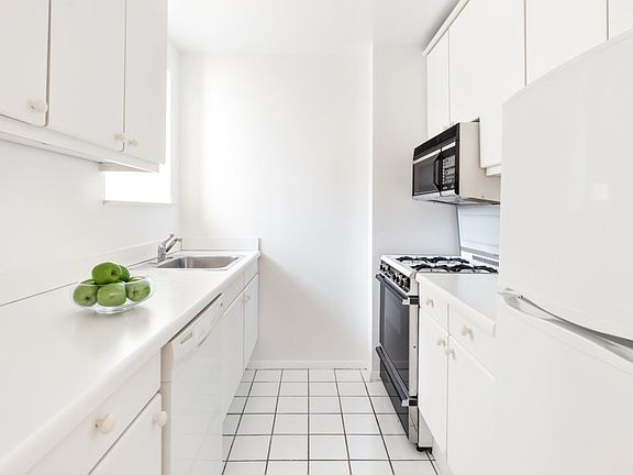 4th image of 106 Central Park S APT 18K