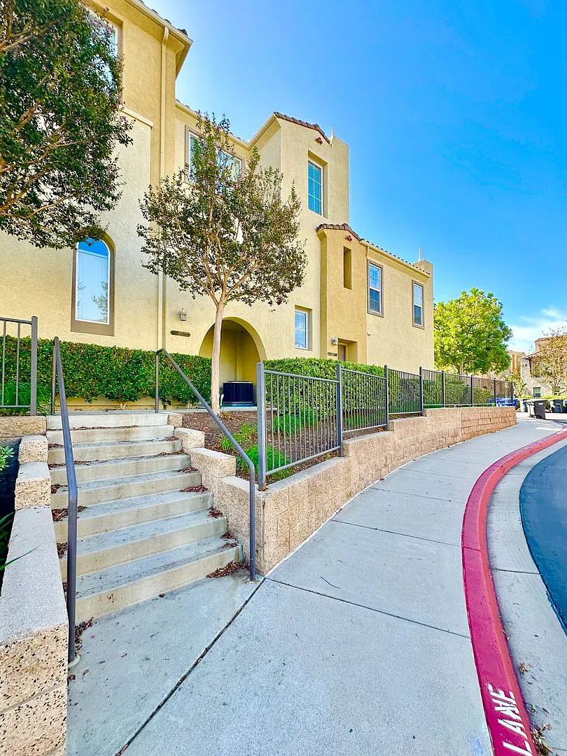 Beautiful Townhome Unit in the Private and Gated Coronado Rancho Community of San Marcos! — Photo 2