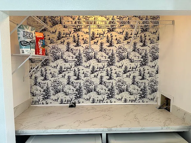 Spot elk and bears in this convenient folding space