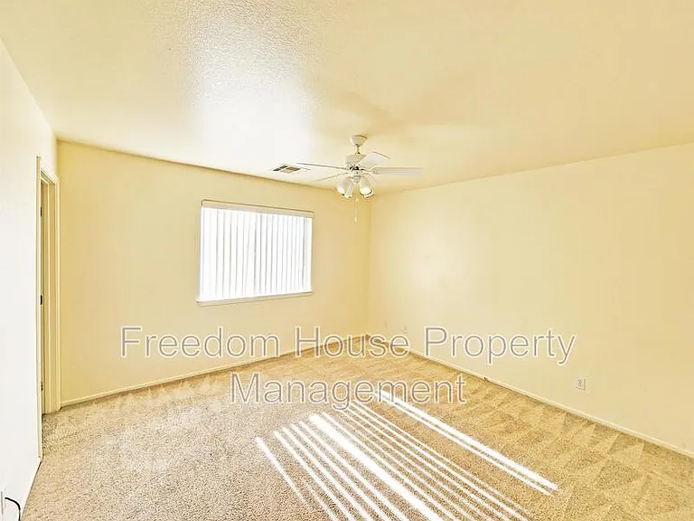 1850 Pershing Ave — Photo 14