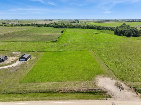 3338 Troy Mills Blvd, Walker, IA 52352