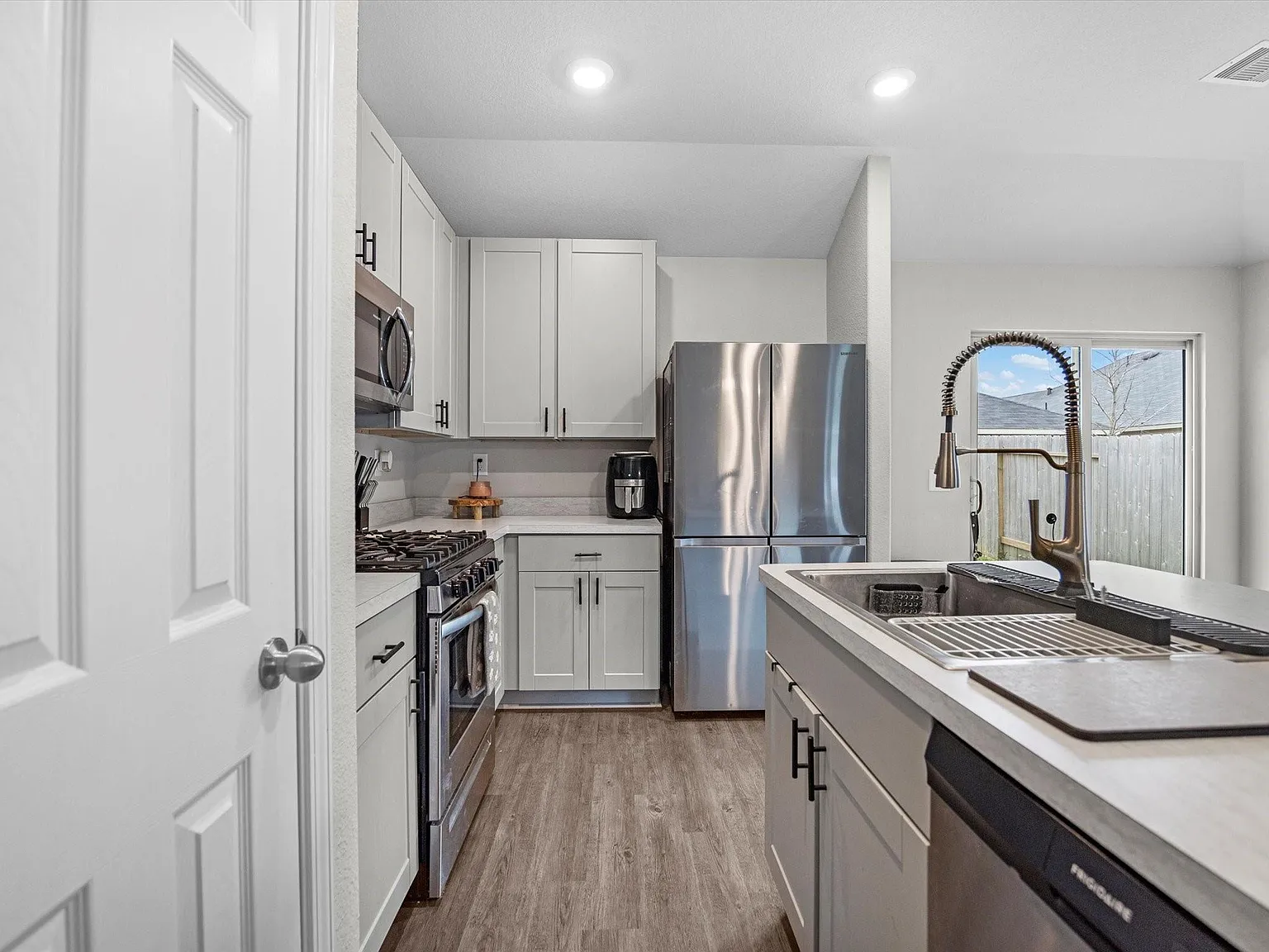 3 bed, 2.0 bath, 1273 sqft, $2,100 — Photo 3