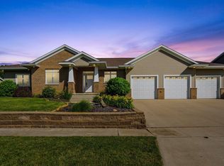 809 4th Ave, Parkersburg, IA 50665