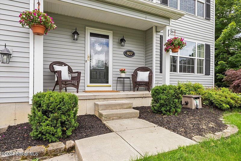 2nd image of 927 Mac Arthur Drive