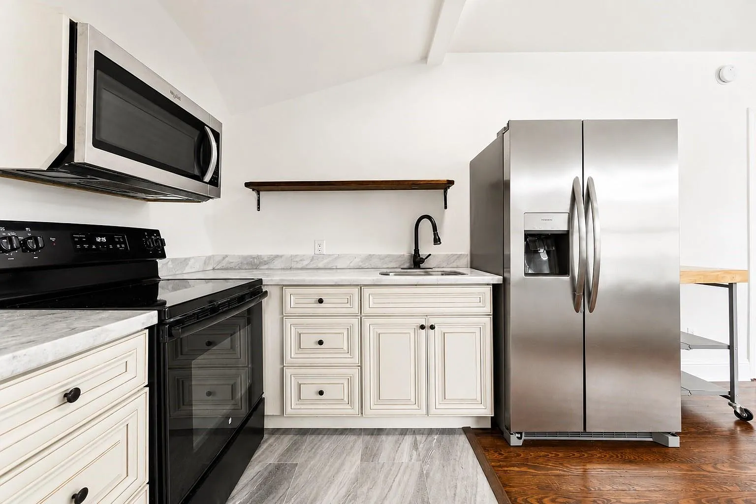 1 bed, 1.0 bath, 400 sqft, $850 — Photo 2
