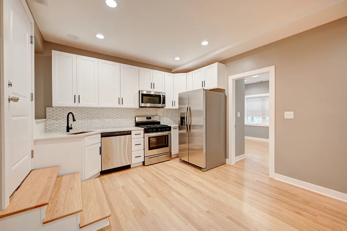 Building Photo - 1430 N Maplewood Ave #101