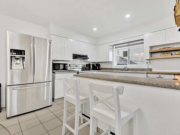 4th image of 239 Oakview Ave