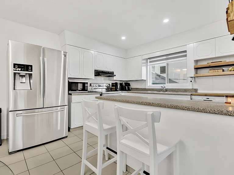 239 Oakview Ave — Photo 4