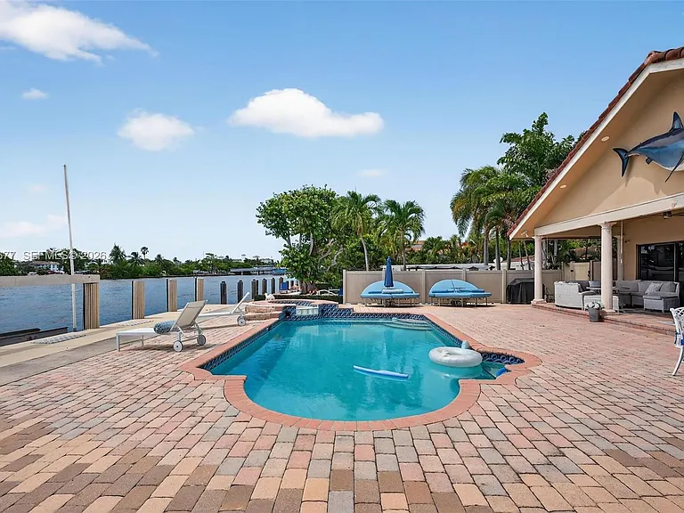 317 S Riverside Dr — Photo 21