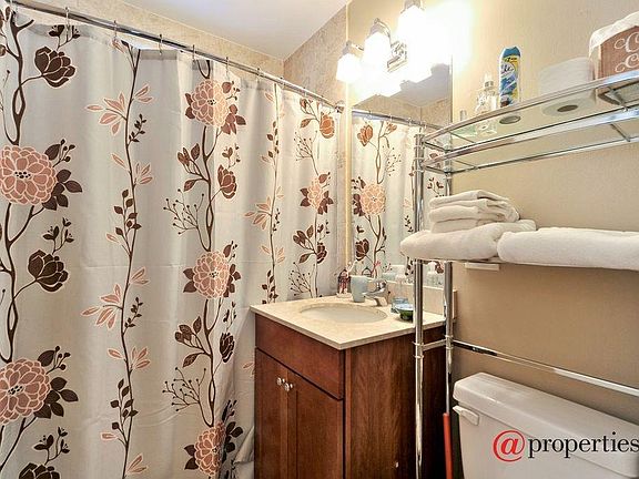 4th image of 7434 N Oakley Ave APT G