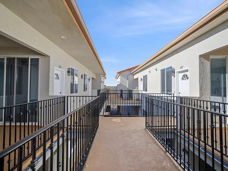 Solana Apartments — Photo 8