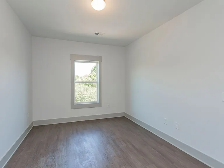 Heritage East Apartments — Photo 8