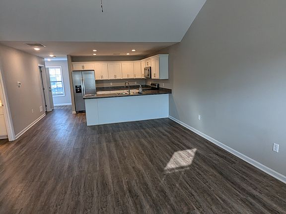 4th image of 525 Spinnaker Dr