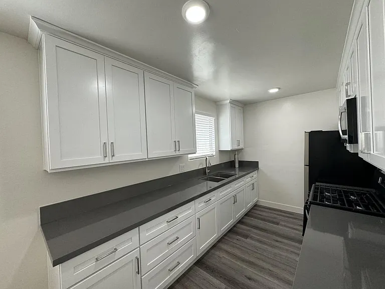 4854-4860 Hazeltine Apartments — Photo 23