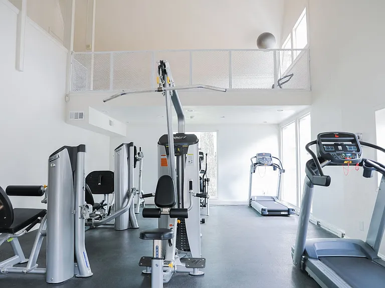 Aero White Rock — Photo 27