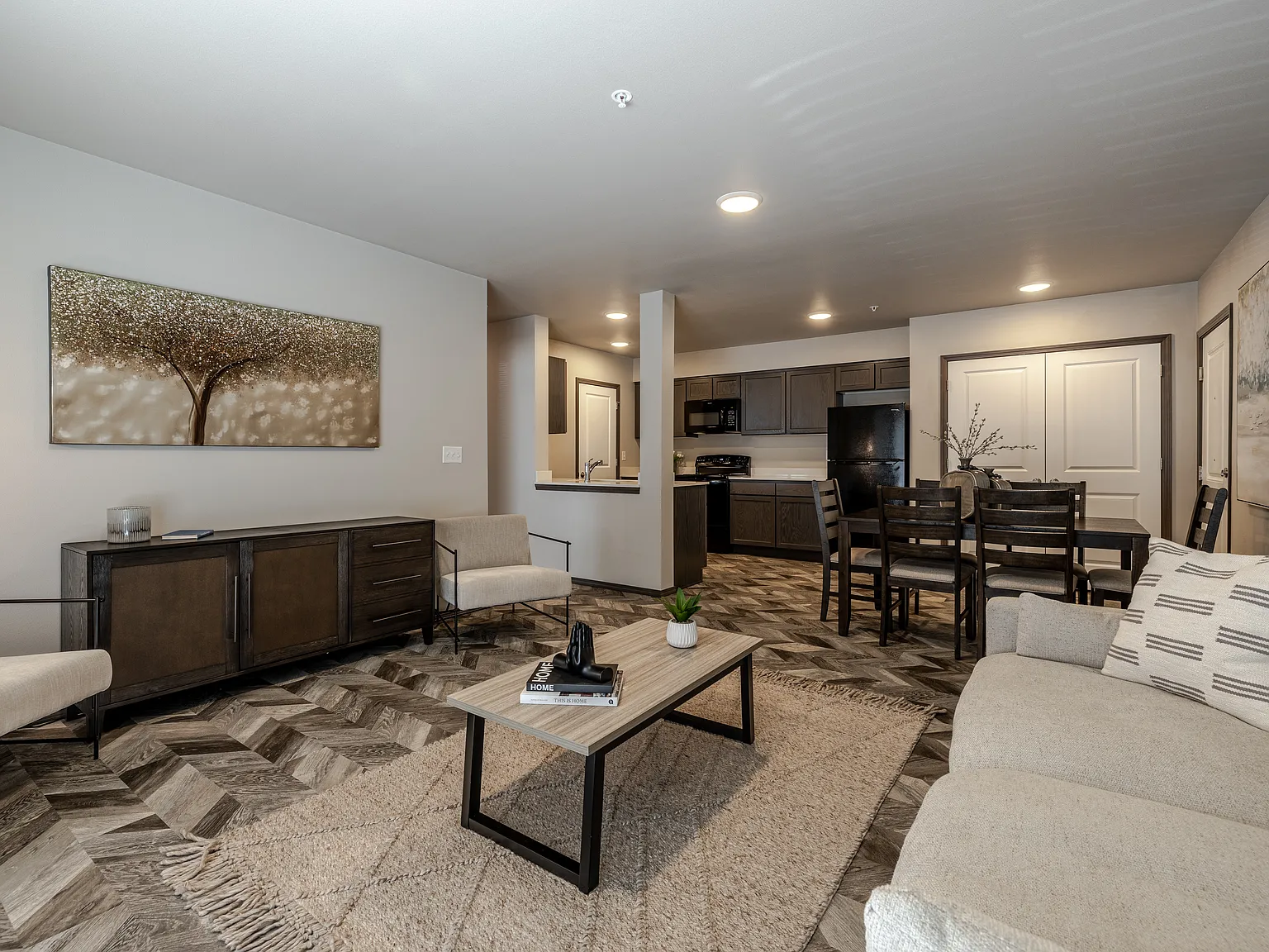 Pioneer Apartments — Photo 4