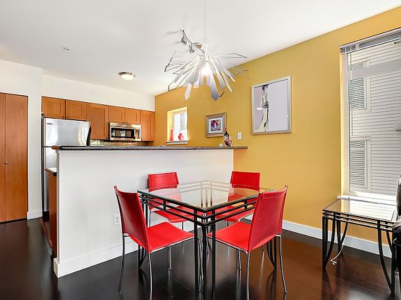 4th image of 1620 Belmont Ave Unit 421