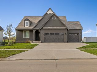 300 NW Reinhart Dr, Ankeny, IA 50023
