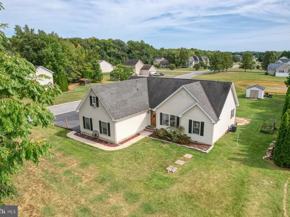 207 Tall Tree Ct, Dover, DE 19904