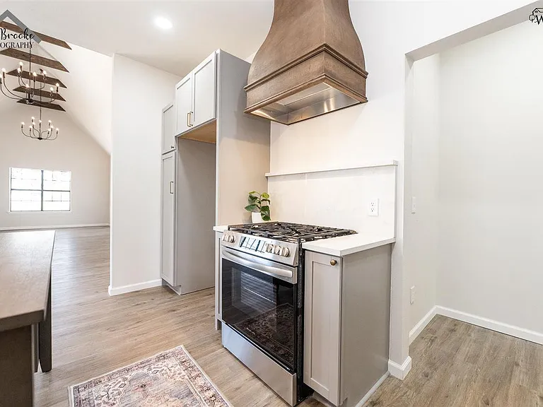 103 W Aldine St — Photo 12