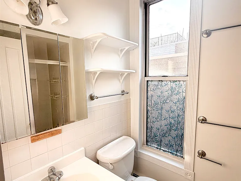 237 3rd St #3-R — Photo 3