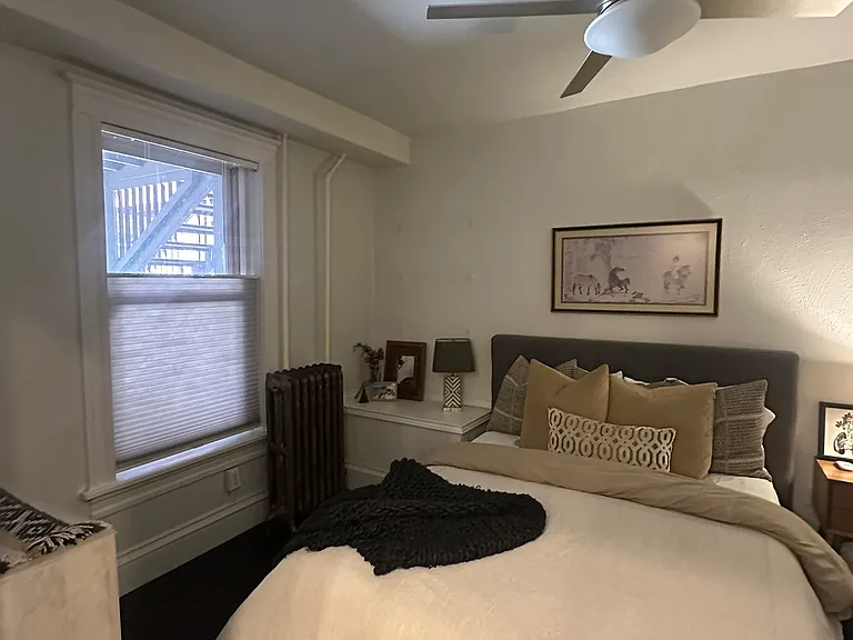 primary bedroom - queen size bed.