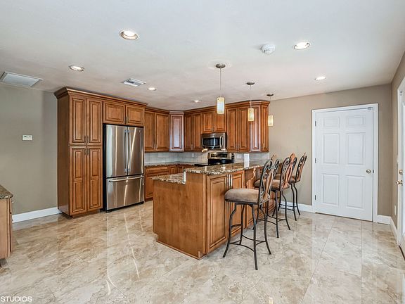 3rd image of 2815 Helen Ave