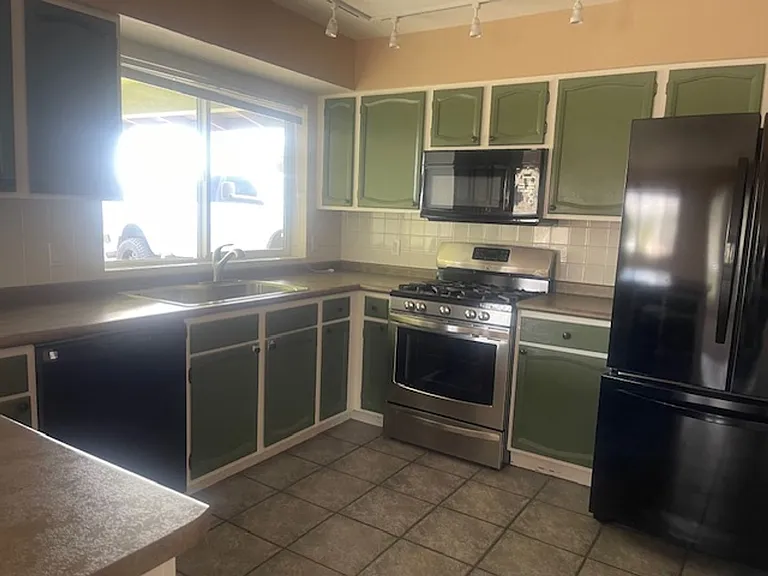 717 E Peila Ave — Photo 7