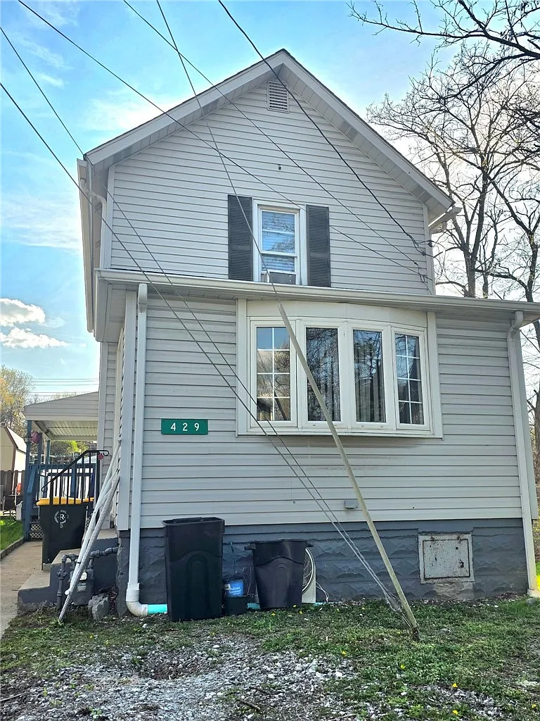 429 Somers St photo 1