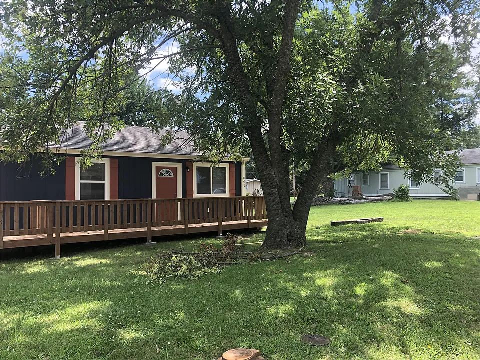 8285 Center Dr