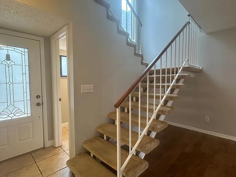1532 N Carolwood Blvd — Photo 4