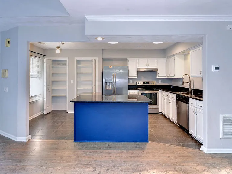 112 Post Oak Rd — Photo 8