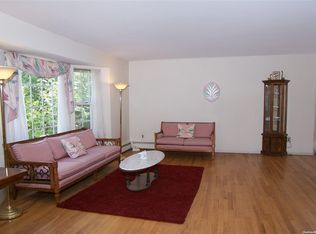 4 Milhouse Ln, Lake Grove, NY 11755
