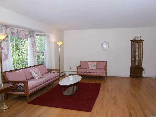 4 Milhouse Lane, Lake Grove, NY 11755