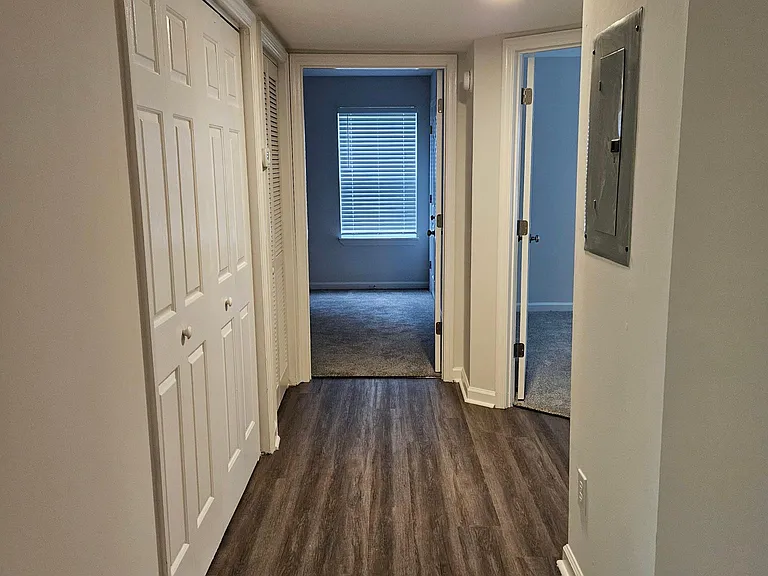 Redwood Park Apartments — Photo 18