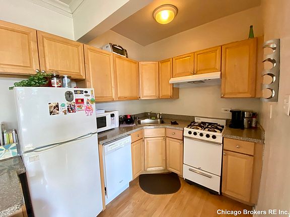 5th image of 748 W Webster Ave #319