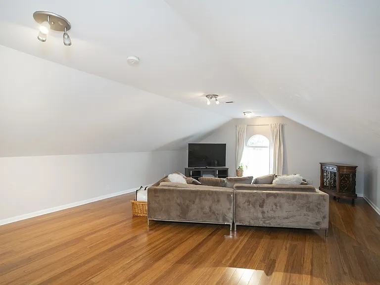 1004 Elmshade Ln — Photo 31
