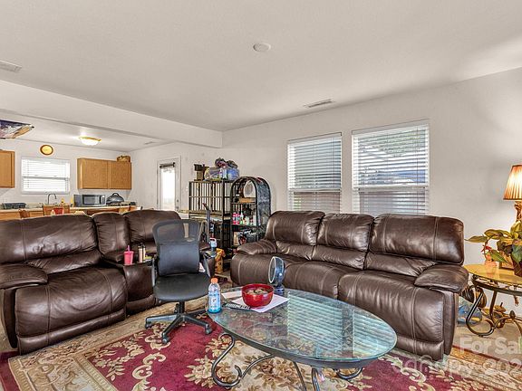 4th image of 3124 Pikes Peak Dr