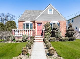 648 7th St, Garden City, NY 11530