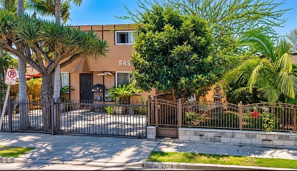 2 bed, 700 sqft, $2,395 — Photo 1