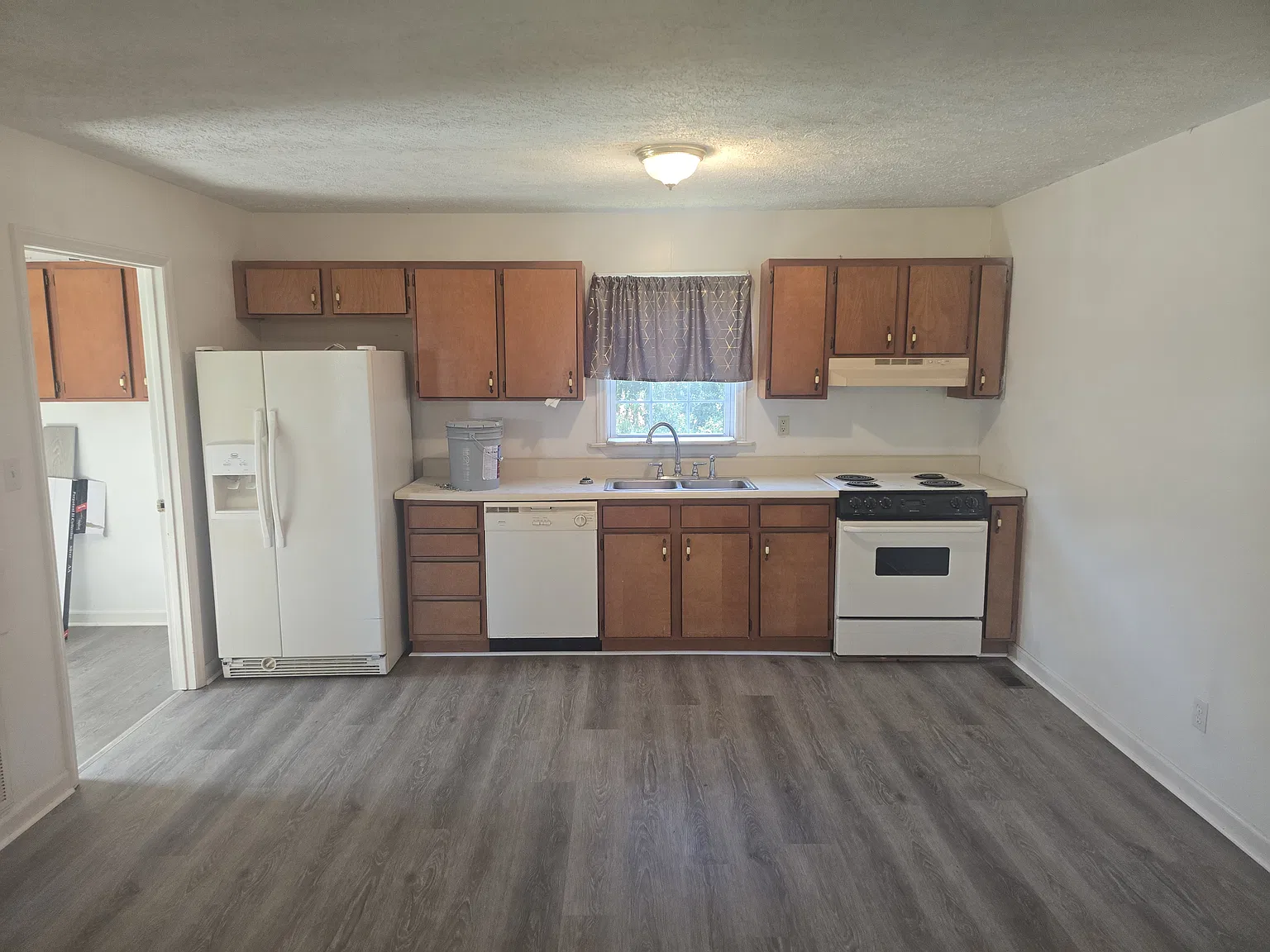 2 bed, 1.5 bath, 936 sqft, $850 — Photo 2