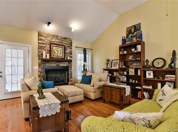 3rd image of 720 Lyndhurst Dr