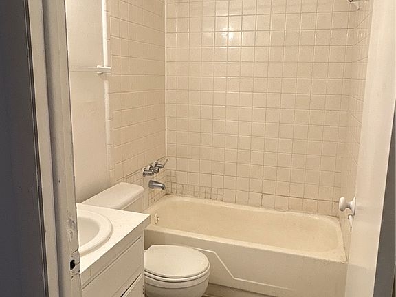 3rd image of 1067 Salem Ave #2